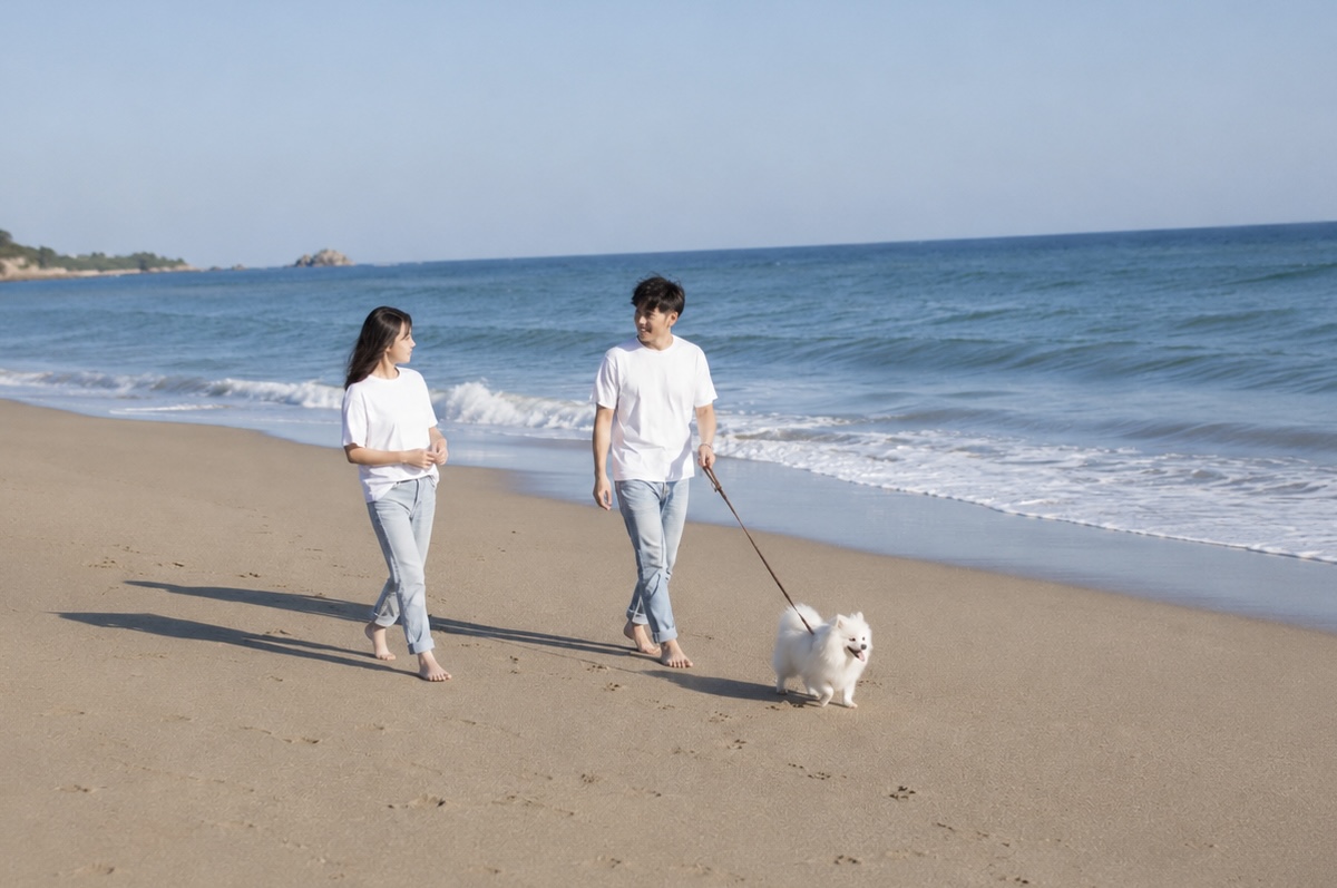 海辺を歩くカップル